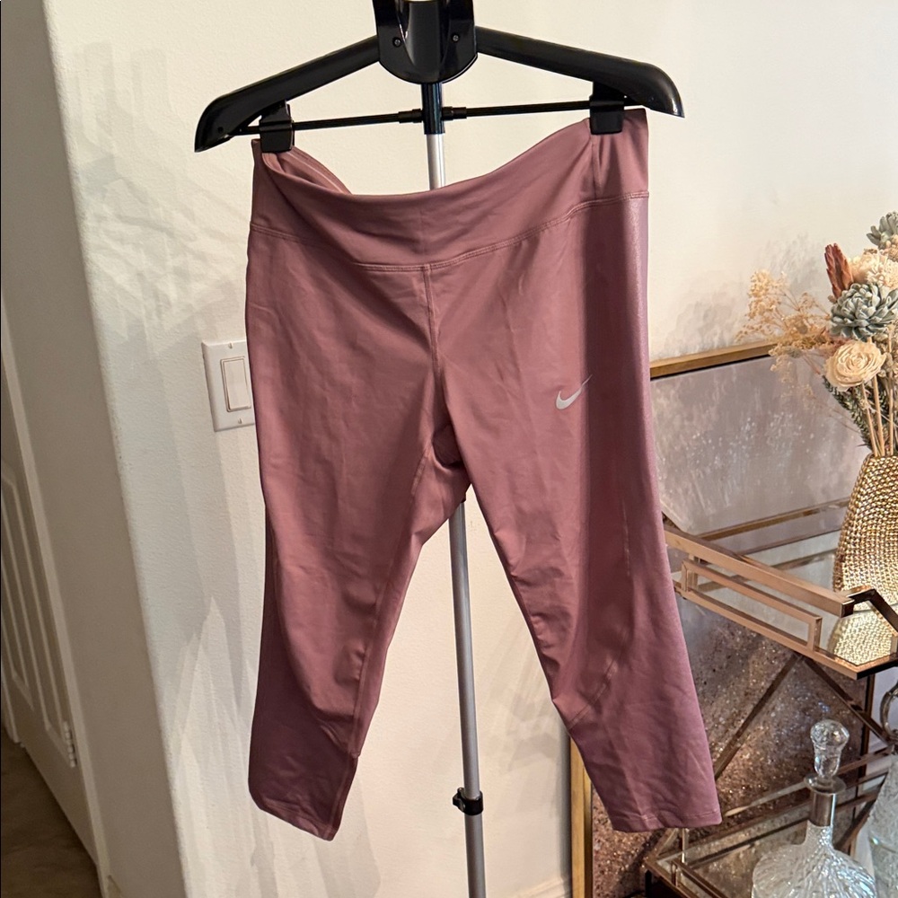 Nike Mauve/Pink Cropped Performance Leggings